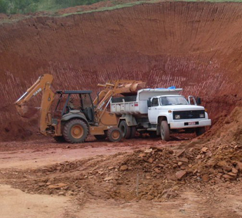Retroescavadeira em obra de demolição e escavação