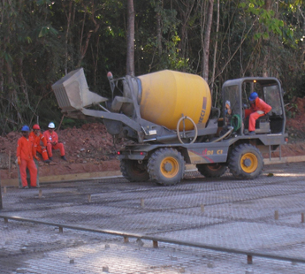 Concretagem em obra civil da CMX, equipe com EPI