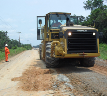 Pá carregadeira CMX disponível para locação em obra