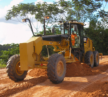 Motoniveladora em obra de terraplenagem e drenagem