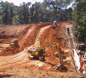 Equipe e escavadeiras da CMX em obra de grande porte
